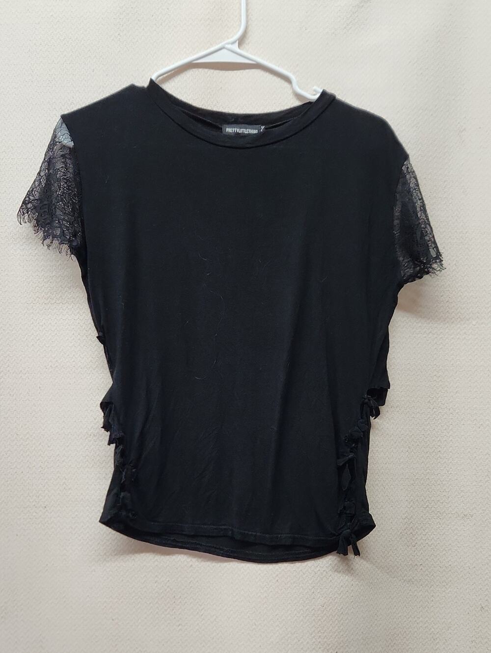 PrettyLittleThing Black Lace-Sleeve Side Tie Tee